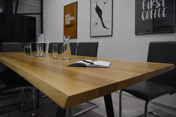 Große Schreibtischplatte fürs Büro kaufen