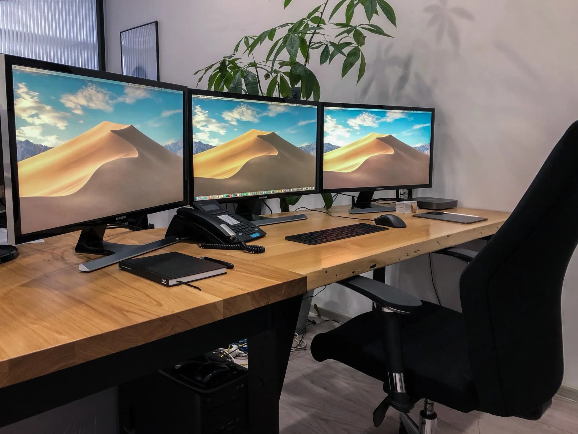 Schreibtisch Homeoffice, drei Bildschirme